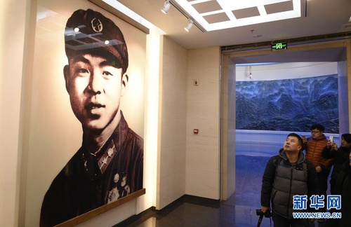 　　观众在辽宁抚顺雷锋纪念馆内参观（2016年3月2日摄）。新华社记者 姚剑锋 摄