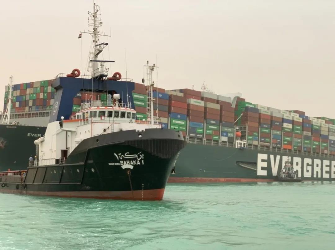 △3月24日，一艘拖船在埃及苏伊士运河重型货船搁浅的水域作业。