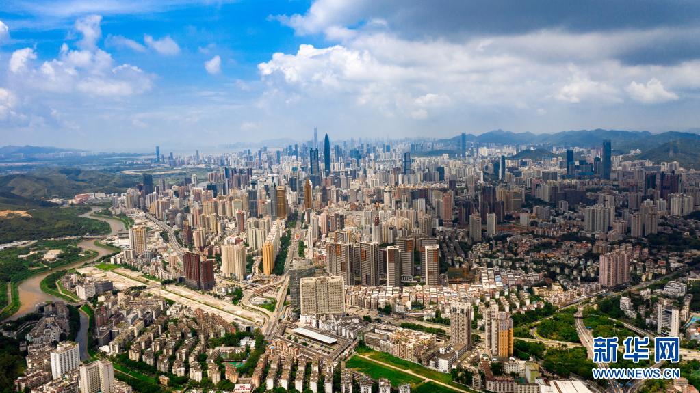 　　深圳市城区景色（2020年8月26日摄，无人机照片）。新华社记者 毛思倩 摄
