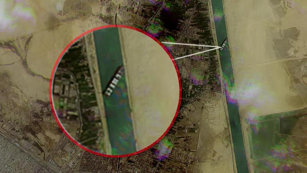 △卫星图片显示埃及苏伊士运河“堵船”情况，船头朝东北，船尾朝西南。