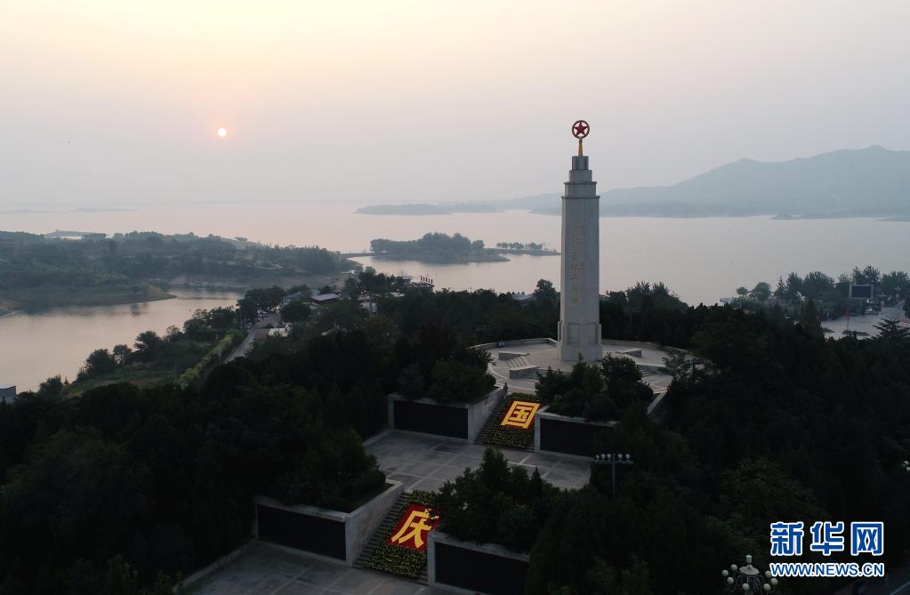 这是2019年10月1日清晨拍摄的河北西柏坡纪念碑(无人机照片)。新华社记者 王晓 摄