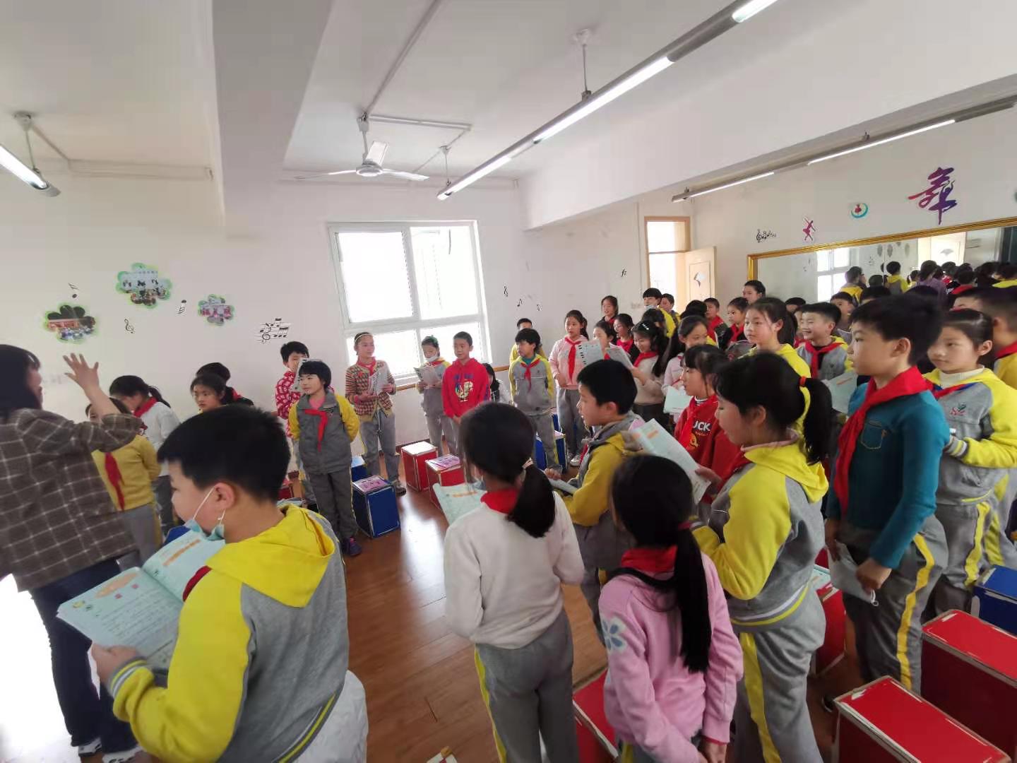 ▲龙泉一小循环使用音乐教材