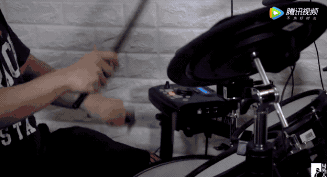 图 | 广荣打架子鼓 ️ ©局外人视频 