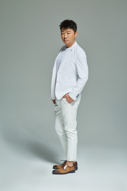 郭涛时尚大片曝光 西服搭配绅士感十足