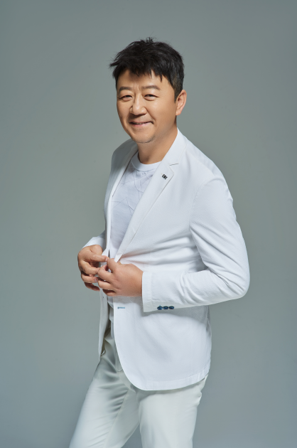 郭涛时尚大片曝光 西服搭配绅士感十足