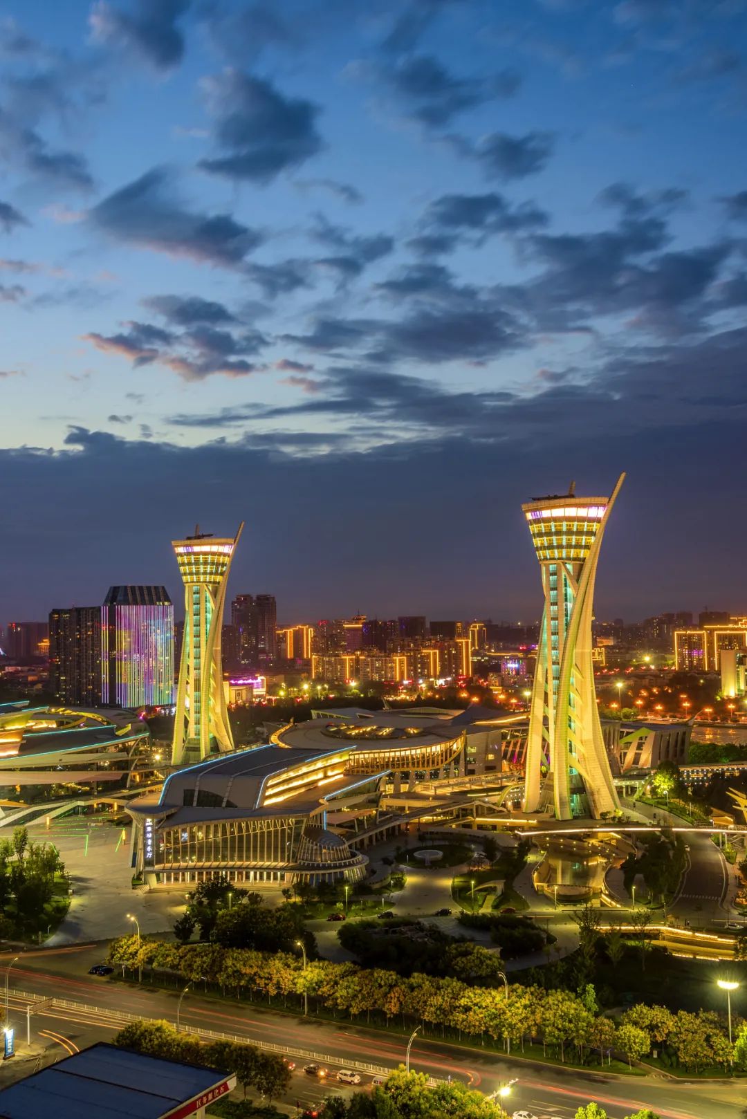 &nbsp;夜幕降临的潍坊城市景观.图/视觉中国