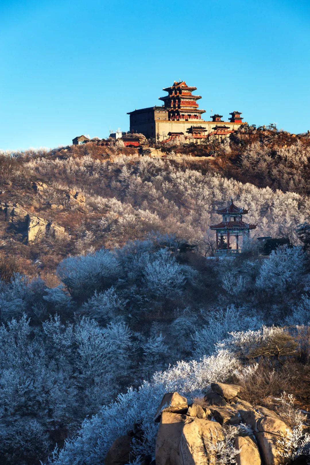 沂山最高峰玉皇顶,位于潍坊市临朐县.图/视觉中国