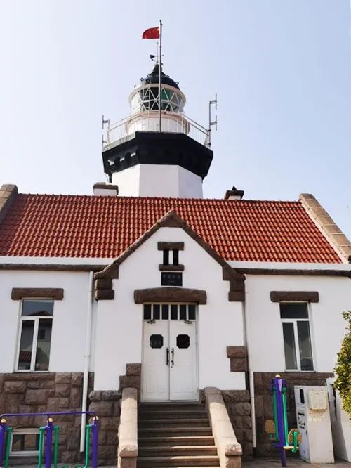 5米,这就是位于青岛西南端岬角的团岛灯塔(又名游内山灯塔),它百余年