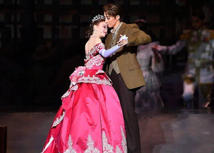 日本有钱人的"大小姐培训班"|宝冢歌剧团_新浪财经_新浪网