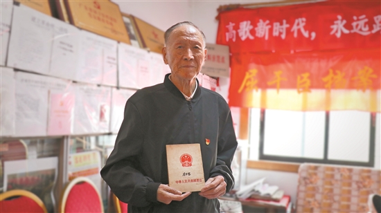 买房开办私人档案馆看八旬老人屈干臣的家国情怀