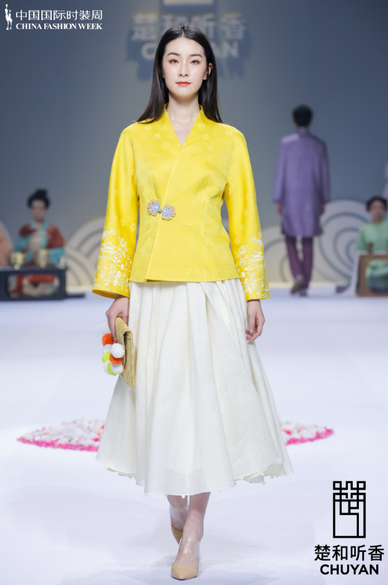 中国国际时装周"楚和听香·问茶"时装发布会!