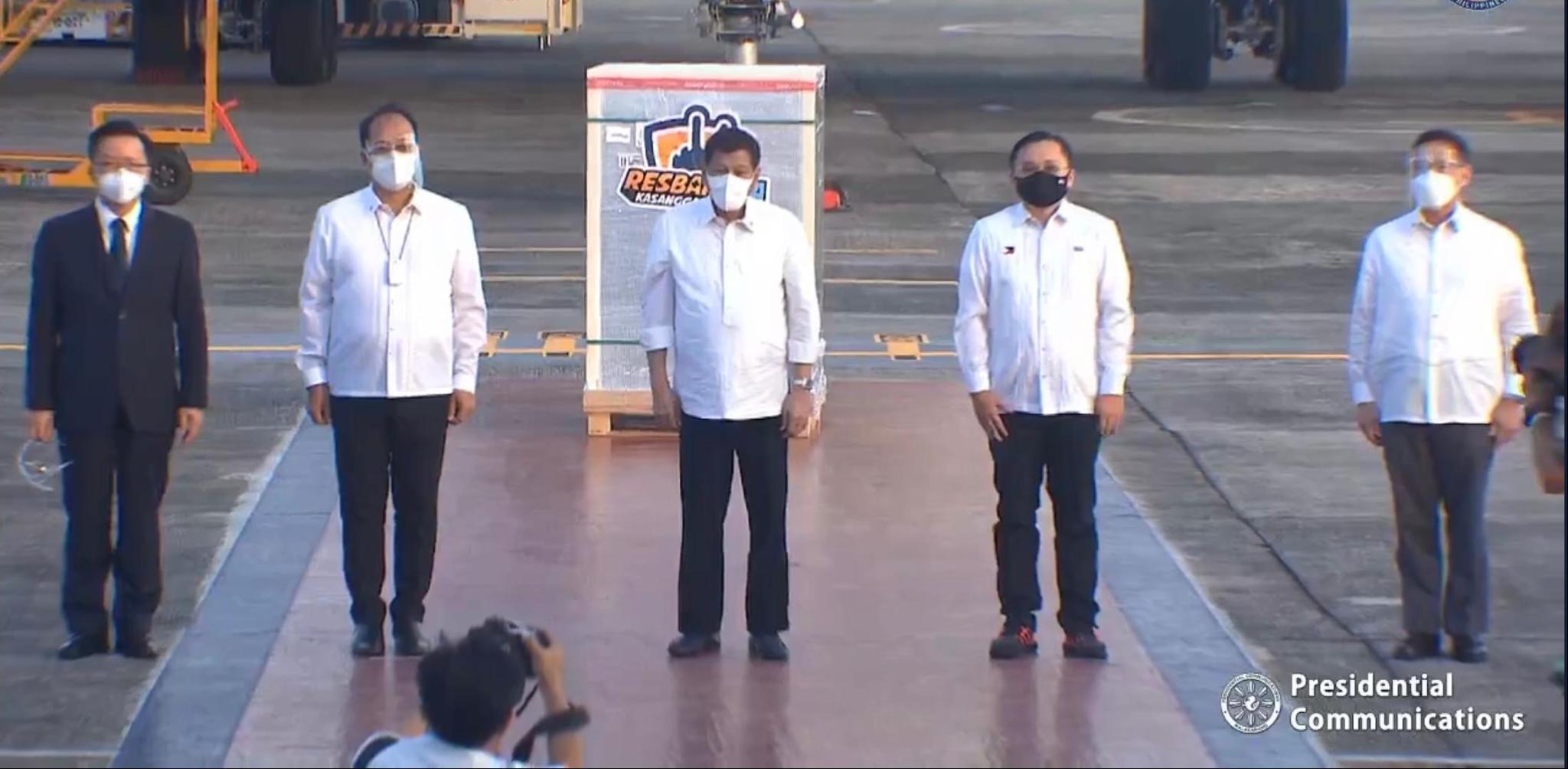 菲律宾总统杜特尔特（左三）携政府要员，在中国驻菲律宾大使黄溪连（左一）的陪同下前往机场迎接 图片来源：菲律宾新闻部直播截图