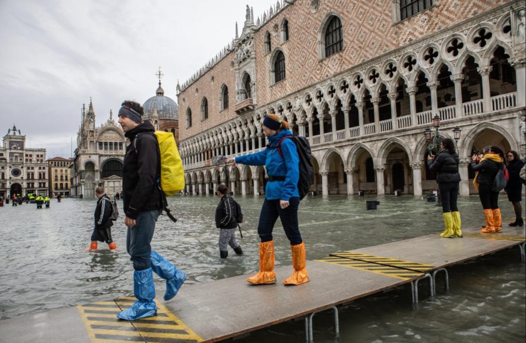 △2019年威尼斯洪水时人们在木桥上行走（图片来源：《共和国报》网站)