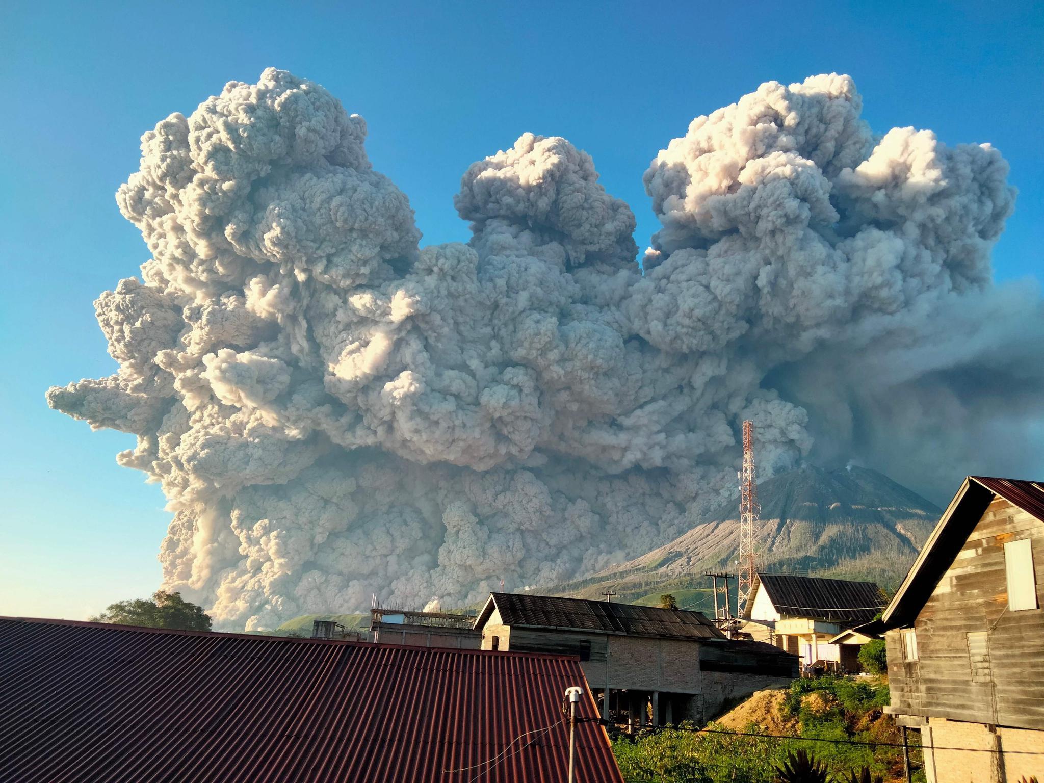 印尼北苏门答腊锡纳朋火山喷发直冲云霄