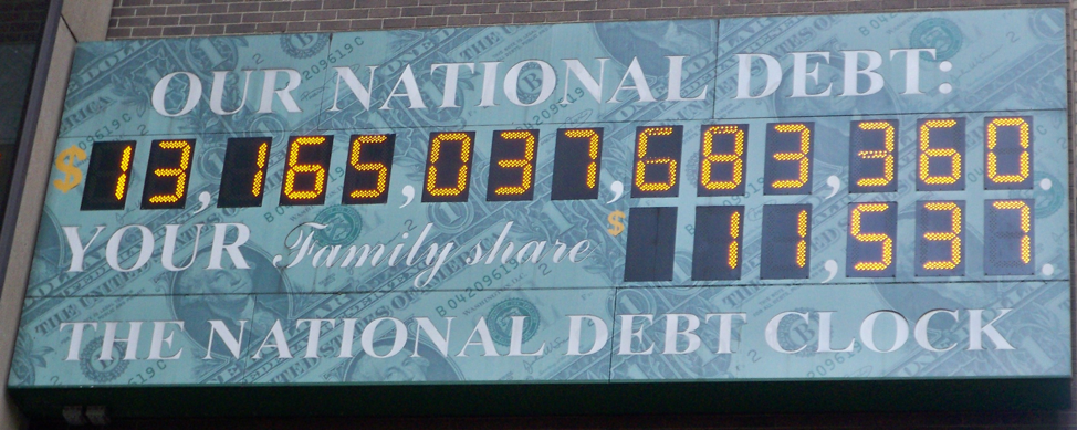 △上图为2010年的美国“国债时钟”，下图为截至当地时间2021年3月3日凌晨6时美国电子国债时钟实时数据。
