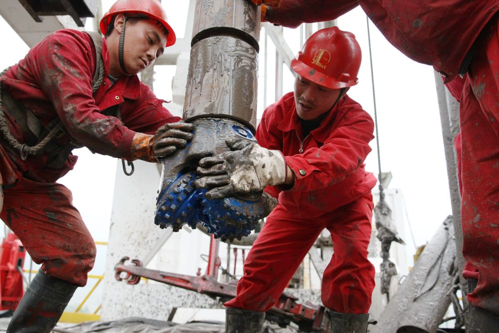 图为涪陵页岩气田钻井平台员工操作下钻施工。 图片来源：中国石化