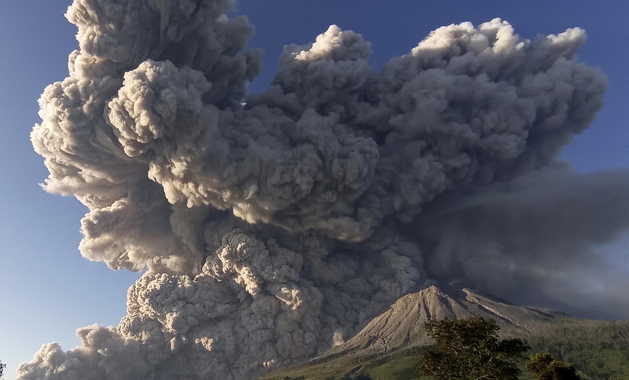 日本阿苏山火山喷发 火山灰如柱冲天