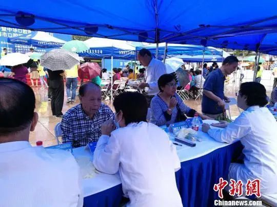 ↑资料图:某地方口腔医学专家为民众提供免费的口腔检查。 陈静 摄 (图文无关)