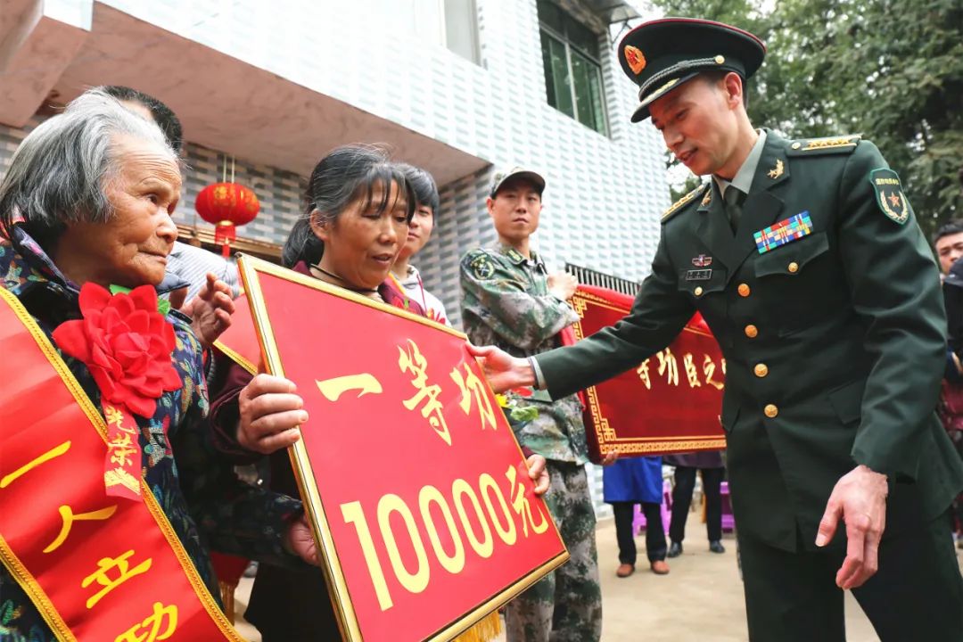 员陈博同志2014年6月加入海警队伍隆重举行送喜报仪式四级军地领导来