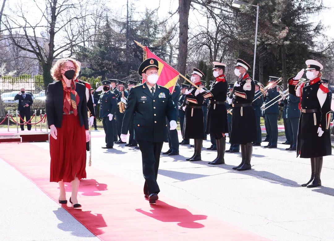 会谈前,谢凯琳斯卡为魏凤和举行欢迎仪式并陪同检阅北仪仗队.