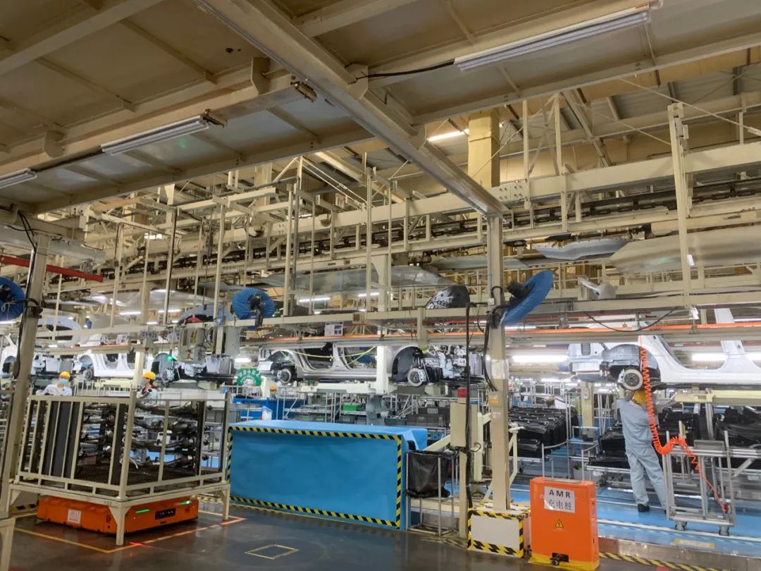 当记者走进天津一汽丰田汽车有限公司组装工厂时,迎面看到大福的汽车