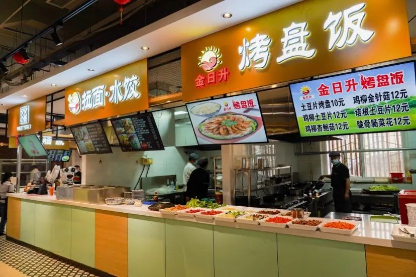 此外,室内随处可见"惜食","节约","光盘","健康"等标语,时刻提醒同学