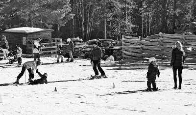     芬兰人从小就开始参加冰雪运动，自称“踏着滑雪板出生”的民族。张智勇摄/光明图片