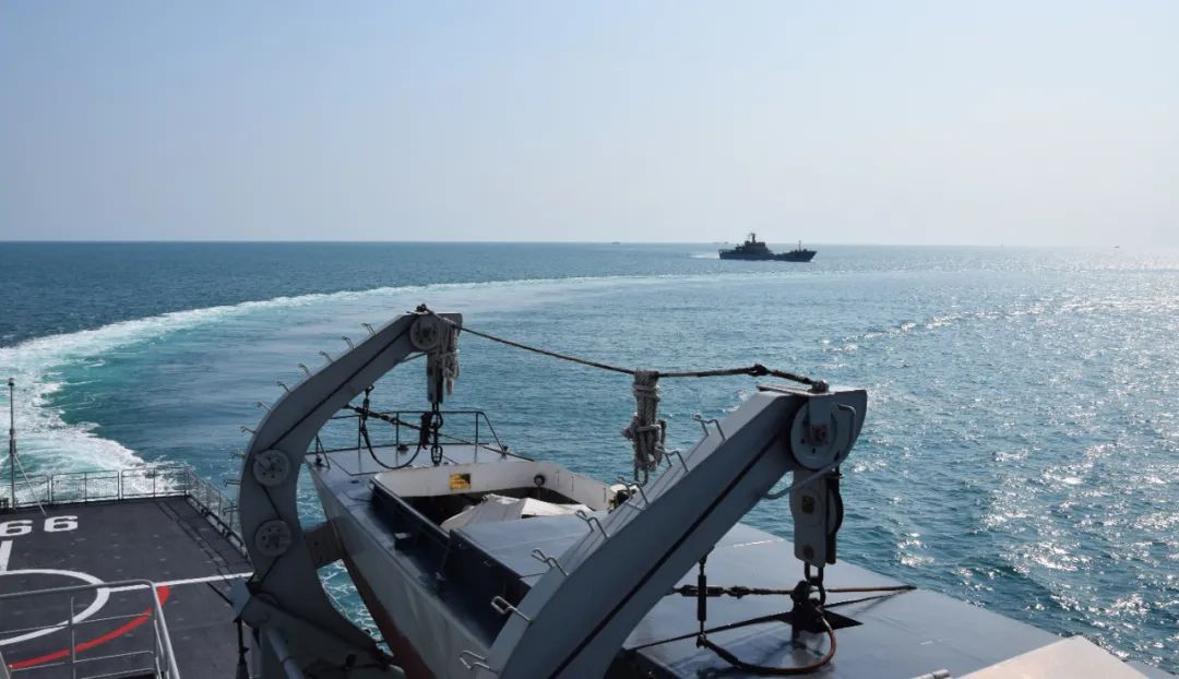 连日来,某登陆舰大队由青城山舰,万羊山舰,老铁山舰组成的登陆舰编队