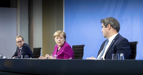 △德国总理默克尔（中）、柏林市长穆勒（左）、巴伐利亚州州长索德尔（右）共同举行新闻发布会 图片来源：德国政府