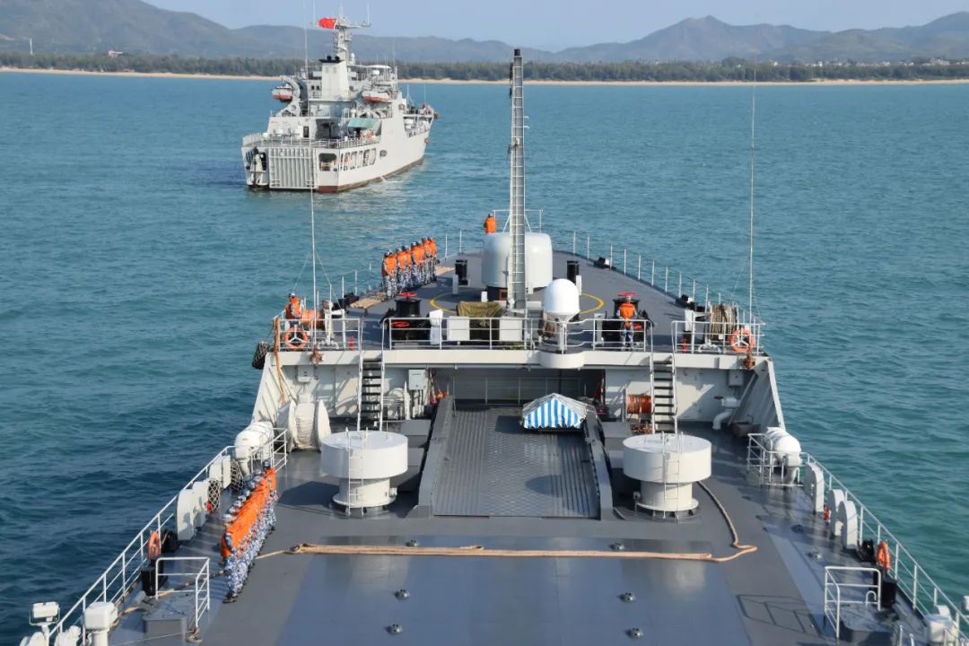 连日来,某登陆舰大队由青城山舰,万羊山舰,老铁山舰组成的登陆舰编队