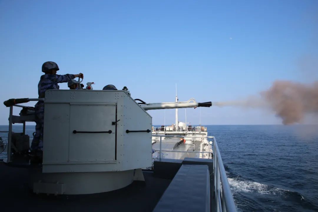 连日来,某登陆舰大队由青城山舰,万羊山舰,老铁山舰组成的登陆舰编队