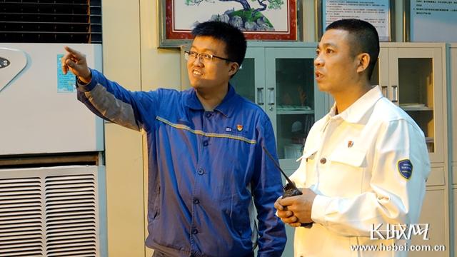 周文涛（左）和同事彭茂，每天都与熊熊燃烧的炼钢炉火为伴。