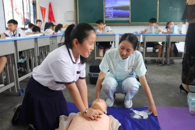 △湖南郴州，学生正在学习心肺复苏的操作