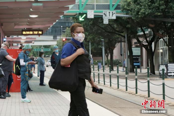 资料图:美国休斯敦,医护人员和市民在得州医学中心会员单位——得州儿童医院门口候车。 中新社记者 曾静宁 摄