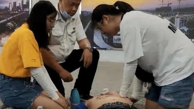 △2020年8月14日晚,湖南常德火车站内,一位中年男子突发疾病倒地,两名路过的医学生立即为男子进行心肺复苏,挽救了男子的生命。