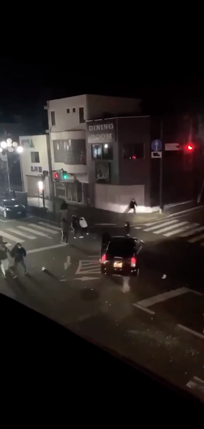 一辆汽车冲向人群(视频截图)