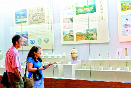 两名外国参观者在重庆中国三峡博物馆观看长江三峡文物抢救保护成果展（资料片）。新华社记者刘潺摄