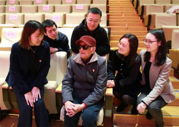 图说:青年党员聆听百岁老党员陈霖讲革命故事.宏新 摄