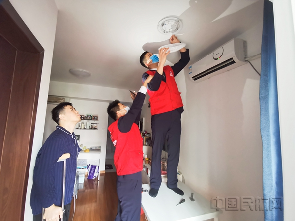 东航空乘在乐贤居小区为骨折受伤的同事换灯泡(本文图片均由东航客舱