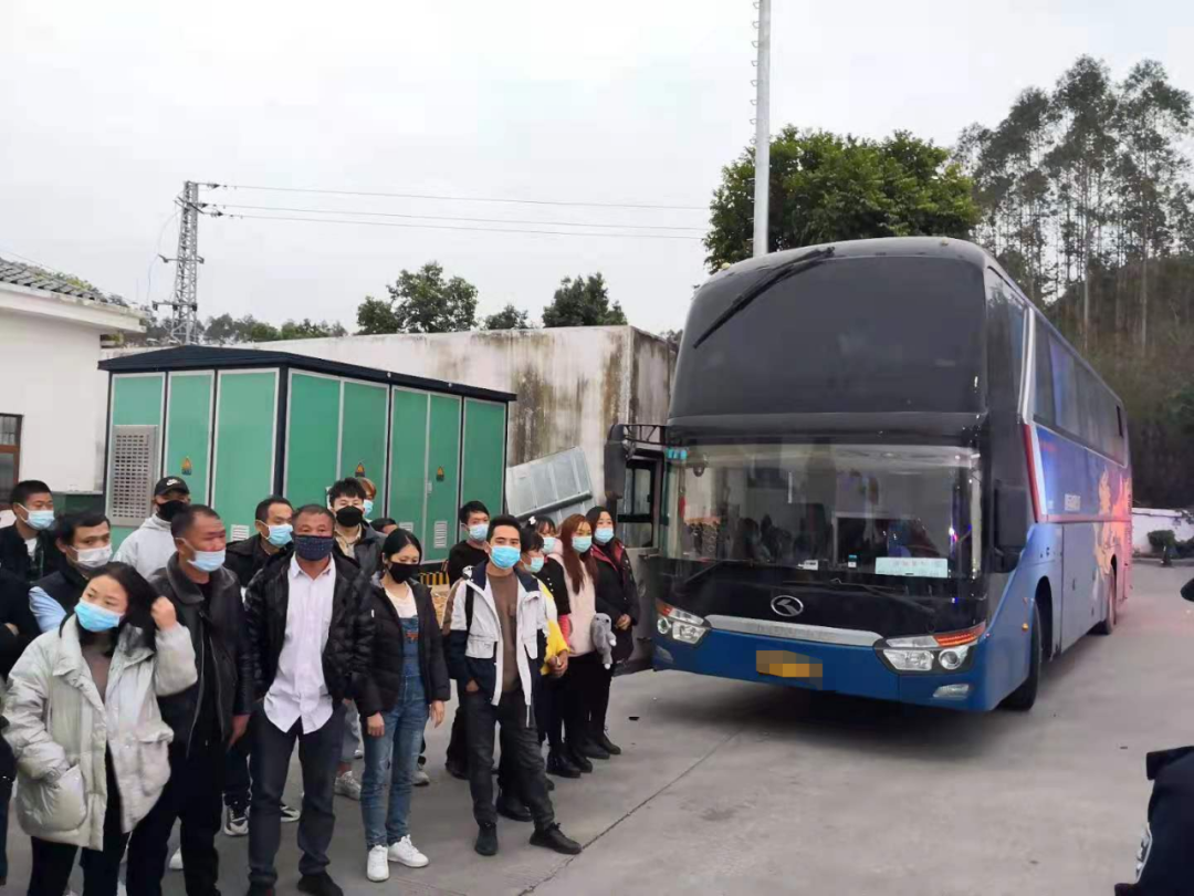 原來這些乘客是從雲南前往浙江的,所乘坐的大客車在伶俐服務區進行