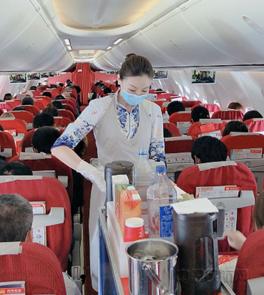 梅薇在客舱内为旅客服务