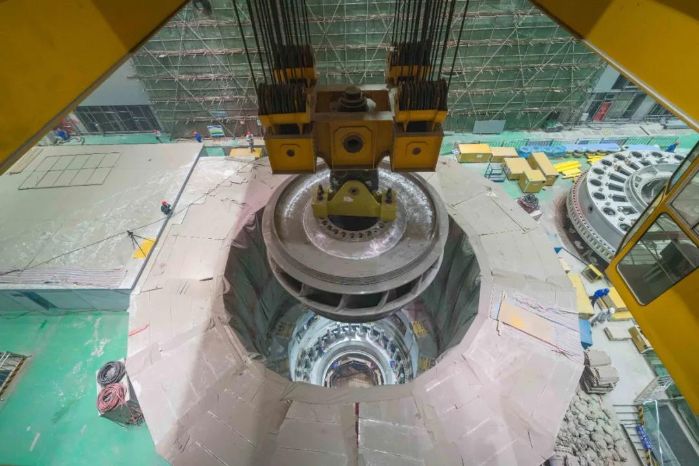 2021转轮第一台!白鹤滩左岸4号机组"心脏"顺利吊装