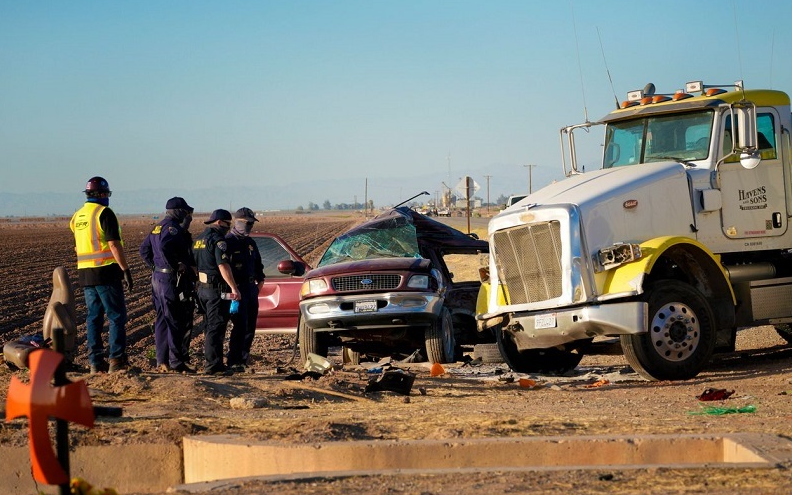 3月2日,美国加州霍特维尔一辆偷渡车发生车祸(图片来源:圣地亚哥