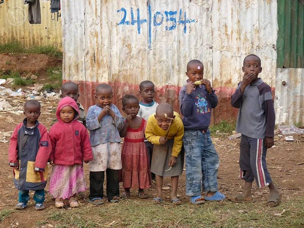 上图:肯尼亚贫民窟的孩子们;下图:用驴子运汽油的苏丹老人