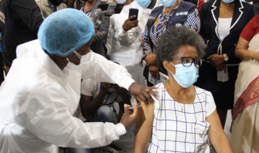 安哥拉启动新冠肺炎疫苗接种工作