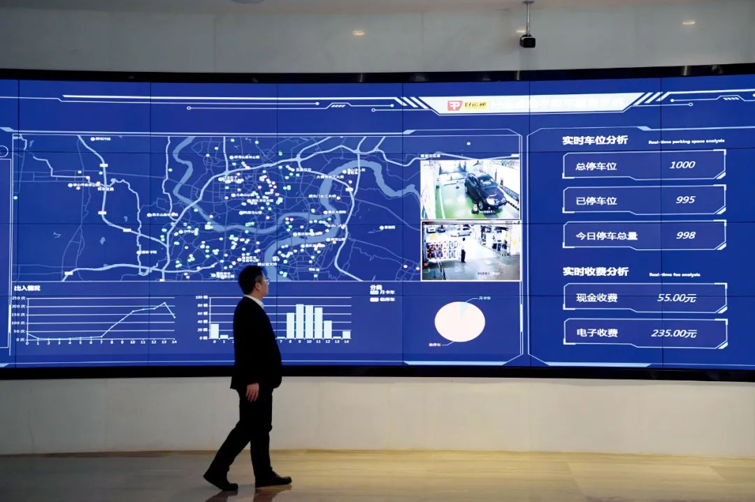 覆盖重庆全市的数字交通物联网大数据服务平台，可对全市交通情况进行全天候数据采集、云端分析。图/中新