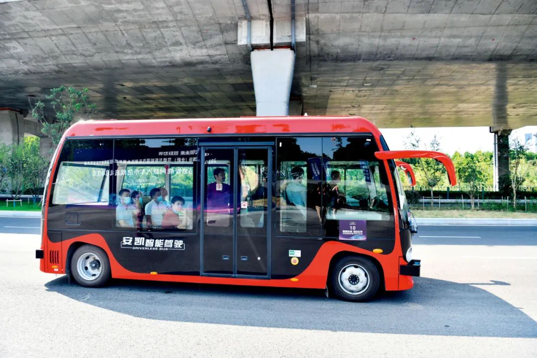 乘客在安徽合肥体验自动驾驶汽车5G示范线。图/新华