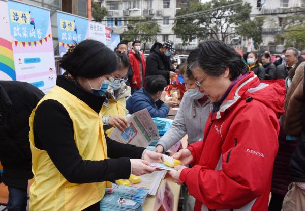 图说：活动现场开展了“学雷锋、传文明、树新风”志愿服务。街道供图