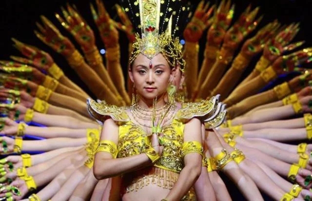 2005年央视春晚,舞蹈《千手观音》震撼亮相,担任领舞的邰丽华开始被
