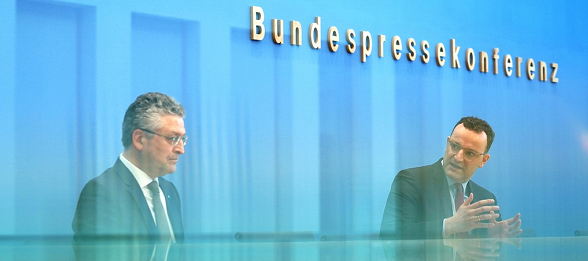 △德国联邦卫生部长施潘（右）和罗伯特·科赫研究所所长威勒5日在记者会上（图片来源于网络）